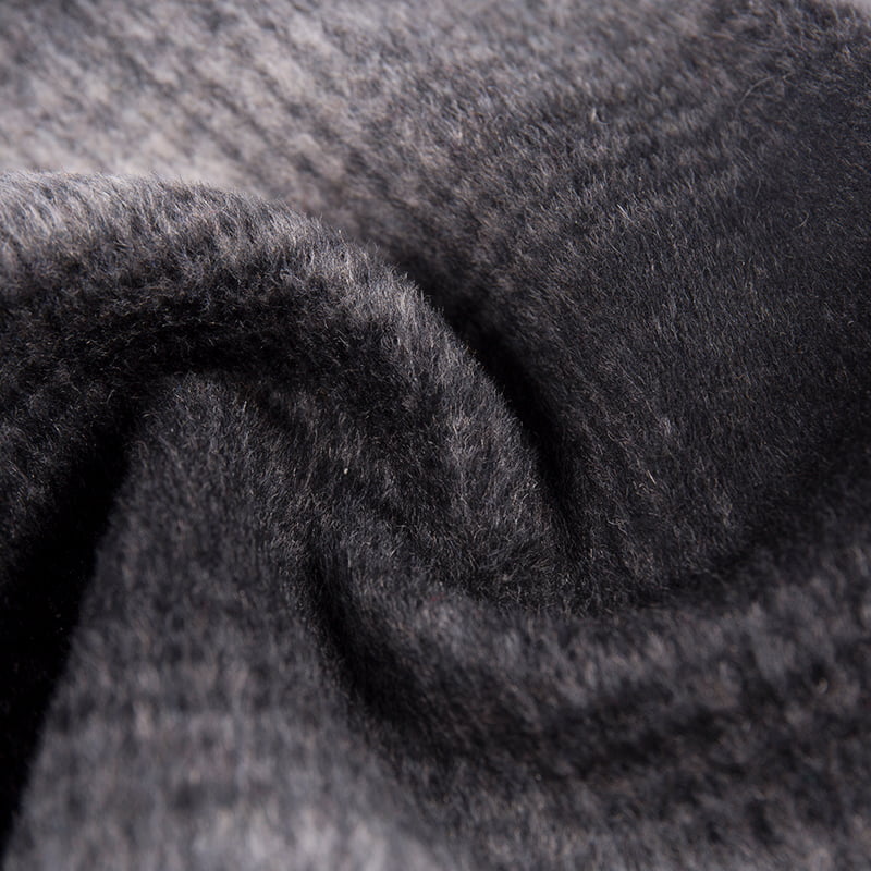 Tkany polar w czarno-szarą kratę ZZH24010